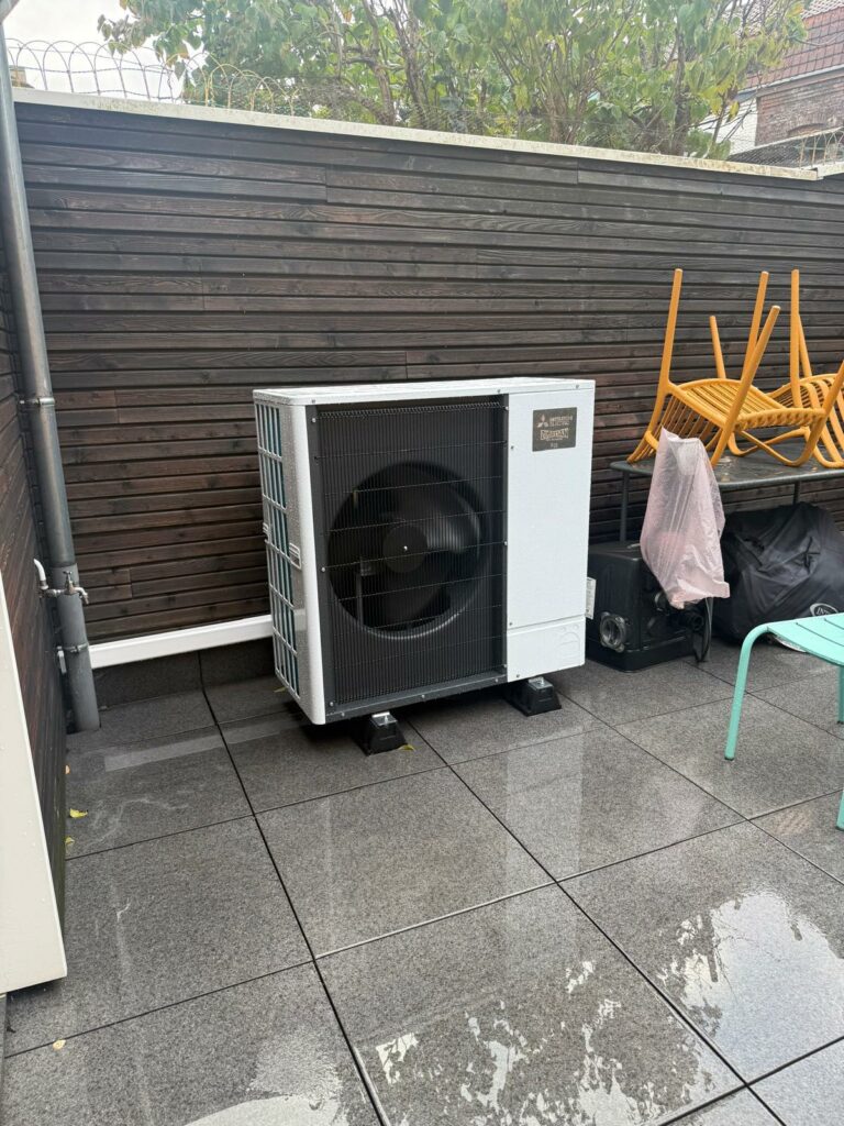 Unité extérieure de la pompe à chaleur, une PAC air eau Mitsubishi