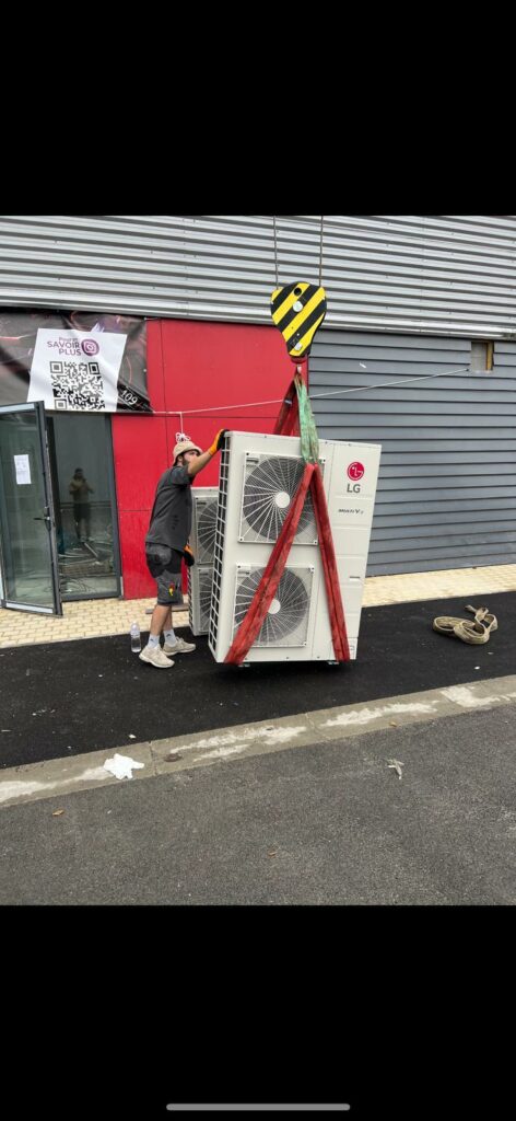 Unité extérieure pour une climatisation avec grûtage pour la poser sur toiture
