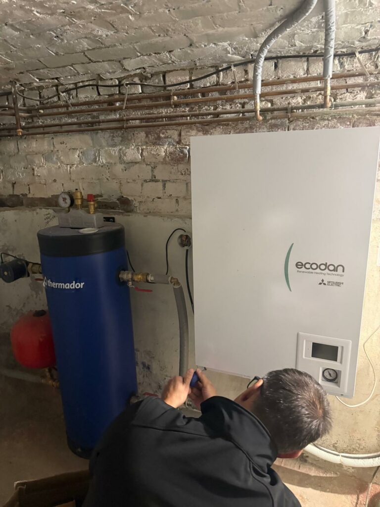 Unité intérieure de la pompe à chaleur, une PAC air eau Mitsubishi